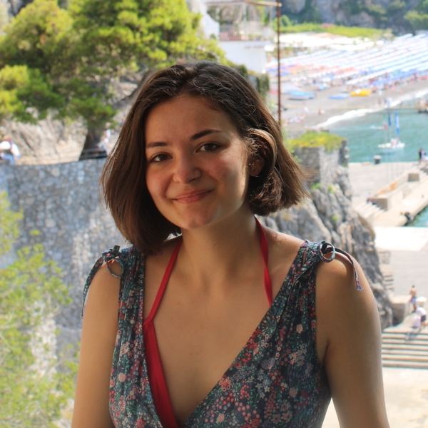Studentessa italo-francese laureata alla facoltà di Lingue e Letterature straniere propone lezioni di francese a Reggio Emilia