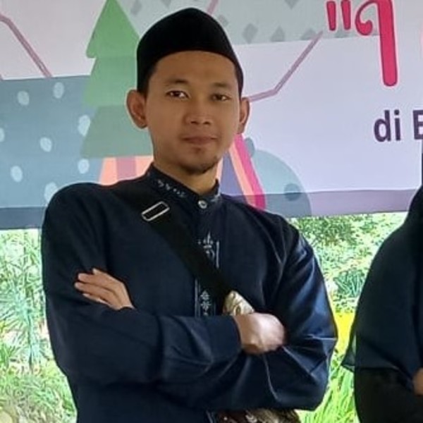 Guru Halaqoh Tilawati, Al-Qur'an dan sekaligus mengajar mapel Informatika di salah satu sekolah SIT di daerah Tangerang Selatan. Pernah bekerja sebagai tenaga pengajar di KUMON untuk mengajarkan kursu