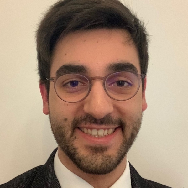 Laureato magistrale in Ingegneria Chimica presso PoliTo con voto 110 e lode, impartisce lezioni di Matematica, Chimica e Fisica con passione e professionalità.