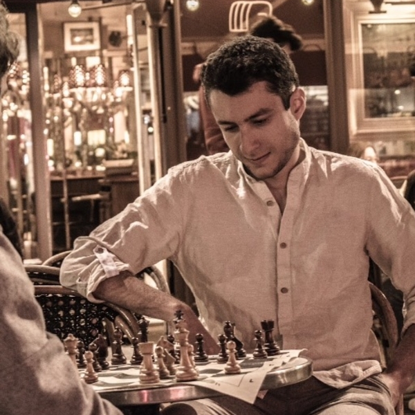 Maitre de la fédération internationale des échecs, vice-champion de France Minimes 2014, licencié de psychologie dispense des cours d'echecs pour tout âge et tout niveau, de débutant à confirmé.