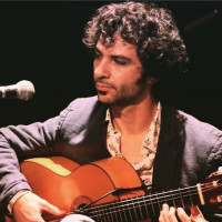 Guitarrista profesional da clases de guitarra flamenca y acompañamiento al cante y baile