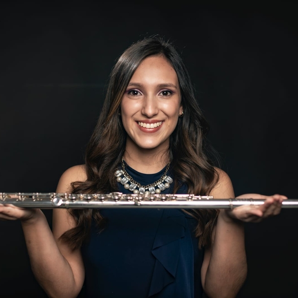 Flautista profesional da clases de flauta traversa y piccolo a niños, jóvenes y adultos