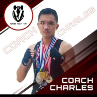 Pelatih Fisik, Krav Maga dan Muay Thai bersertifikat. Saya juga seorang atlet yang masih aktif.