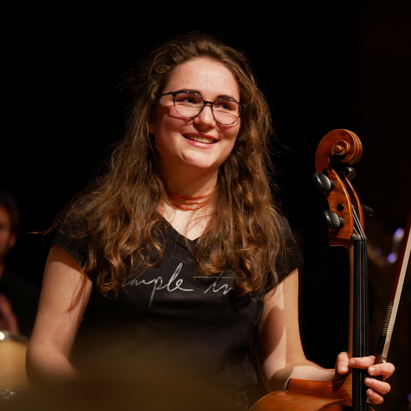 Studente en celliste uit Delft met veel muziek ervaring geeft les aan ieder die extra cello les wilt, alle niveaus