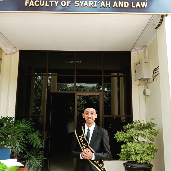 Lulusan Fakultas Syariah menawarkan bimbingan belajar privat dan kelompok untuk materi seputar keislaman dan sejarah