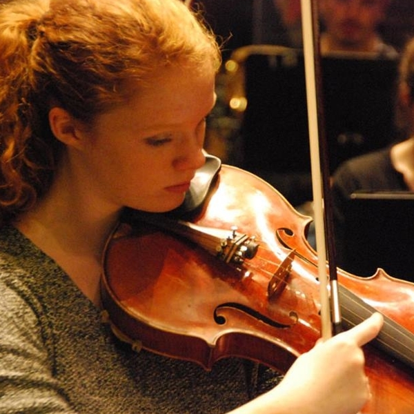 Etudiante au conservatoire national supérieur de musique et de danse de Lyon donne de cours de violon/alto et chant lyrique pour tous niveau et répertoires !