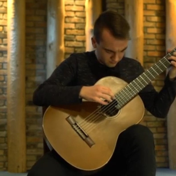 Gitarzysta oferuje prywatne lekcje gry na gitarze klasycznej/akustycznej w Poznaniu lub online.