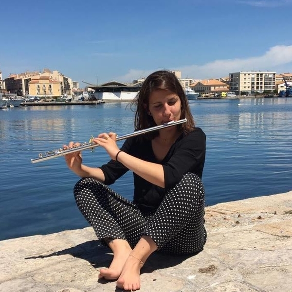 Étudiante au conservatoire donne des cours de flûte traversière et de solfège pour tout les niveaux.