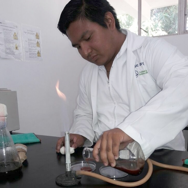 Estudiante de Lic.QFB da clases de Química, Física y Biología nivel preparatoria en Campeche