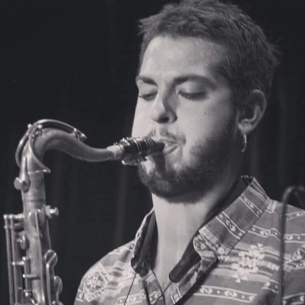 Musicólogo y estudiante de saxofón en el liceu ofrece clases particulares de saxo y lenguaje en Barcelona y alrededores