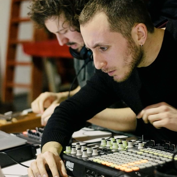 Sound designer e tecnico del suono impartisce lezioni di audio recording su Logic Pro X, Ableton Live, Pro Tools.