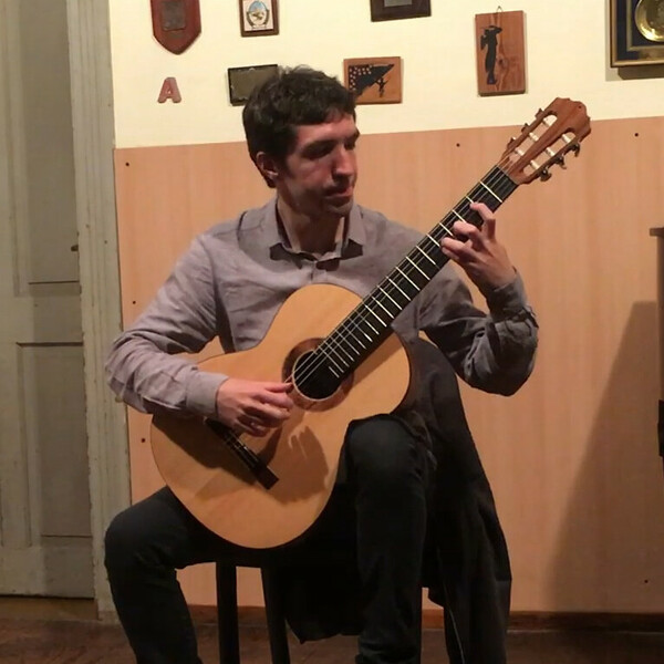 Estudiante en tesis de la Lic. en Guitarra en la UNA(Universidad Nacional de las Artes)