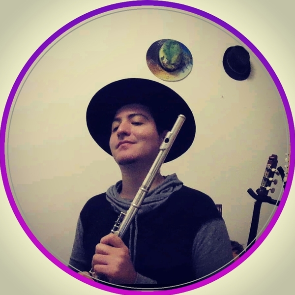 Estudiante de música (Flauta Traversa) multinstrumentista y compositor en Calambú Música Colombiana.