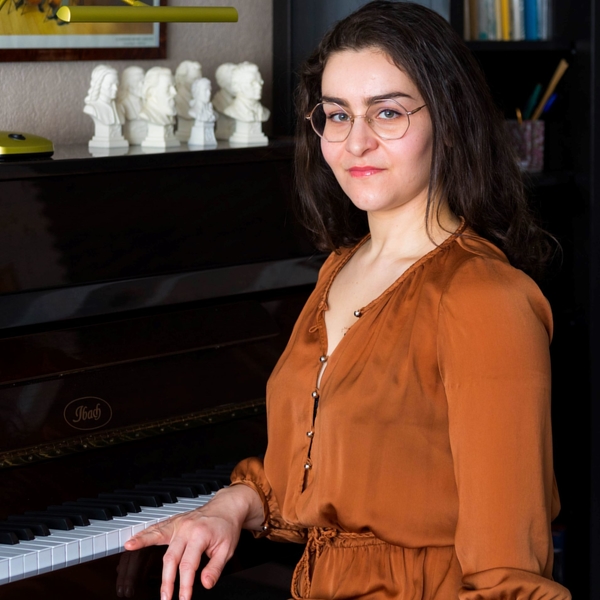 Diplômée du Conservatoire enseigne piano pour enfants et adultes, niveau débutant à intermédiaire