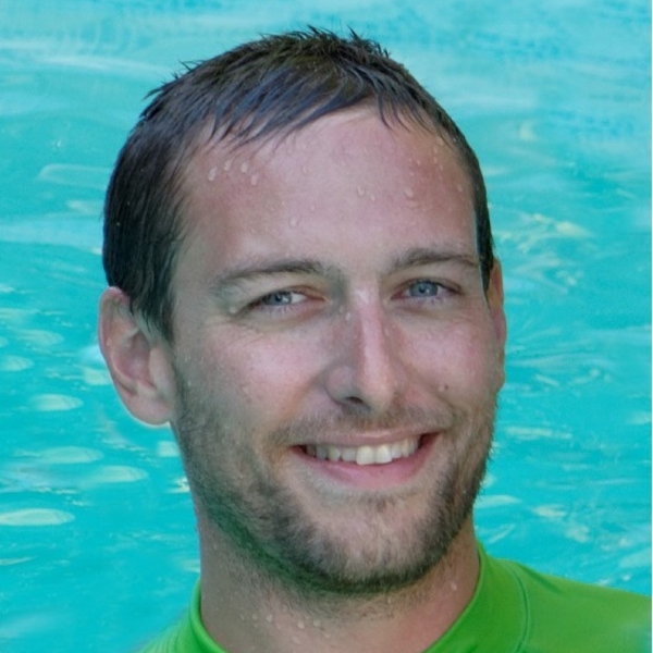 Maître nageur donne cours de natation adulte et enfant de tout niveau