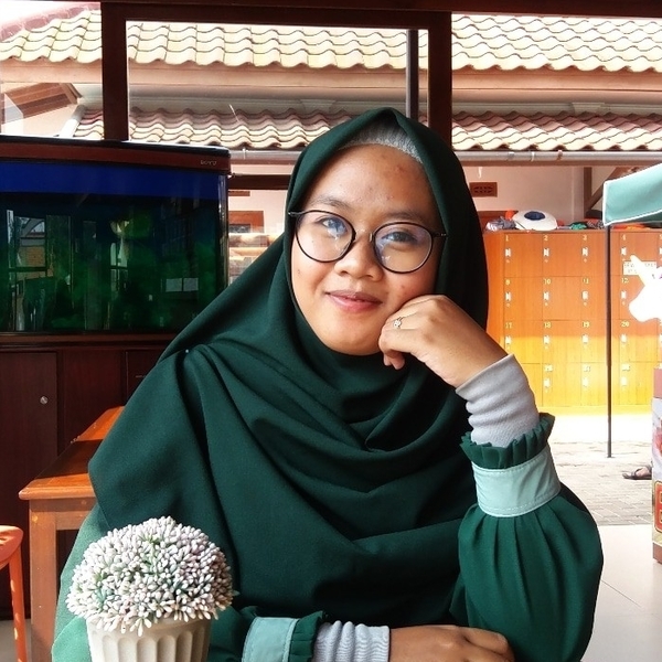 Mahasiswi Komunikasi Penyiaran Islam di STAI Persis Bandung. Saya membuka les mengaji. Alasannya karena saya setiap magrib suka ngajar mengaji. Selain mengaji saya juga mengajarkan hafalan do'a do'a d