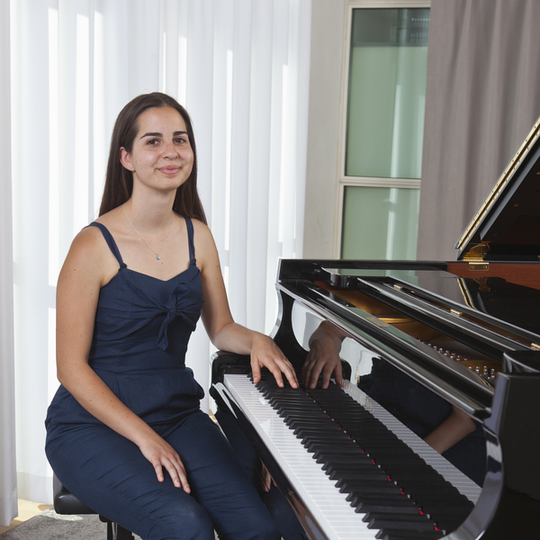 Pianista licenciada em Música dá aulas de piano a todos os níveis e idades