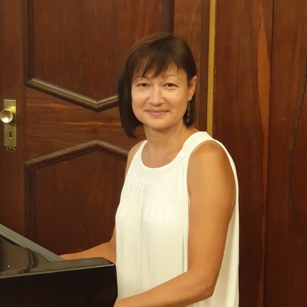 Professora de piano com mais de 20 anos de experiência, graduada em Escola Superior de Música de Dzerzhynsk(Ucrânia)