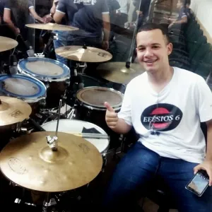 Gabriel - Prof de bateria - Arco-Íris