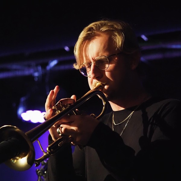 Jazztrumpetare examinerad från Skurups Folkhögskola, numera bosatt i Göteborg, ger lektioner i jazz/improvisation och trumpet-teknik på grund- och medelnivå.