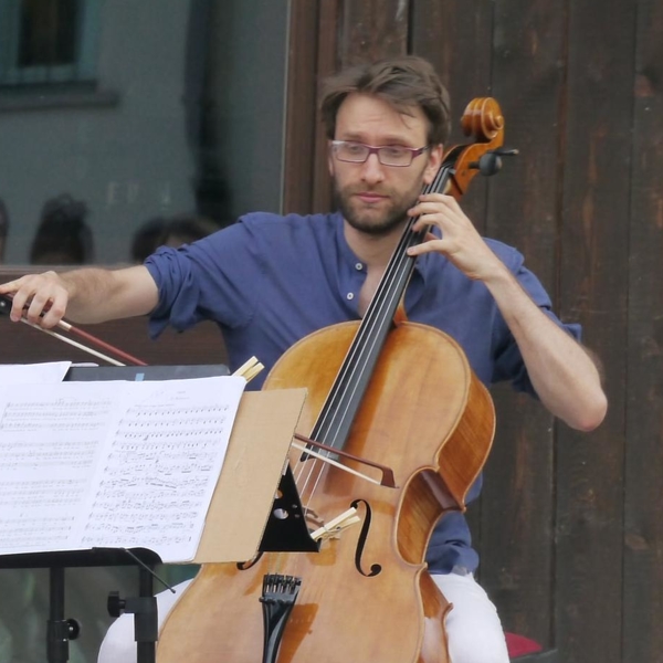 Professional musician, recipient of a DeSono scholarship with years of experience abroad teaches VIOLONCELLO in Turin