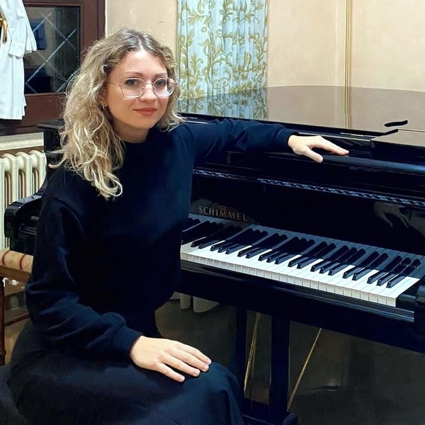 Insegnante di pianoforte, laureata con il massimo dei voti presso il conservatorio G.Rossini di Pesaro impartisce lezioni di pianoforte e solfeggio a bambini e ragazzi di tutte le età.