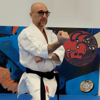 Istruttore di karate shotokan 5° dan, corsi individuali o di gruppo per esperti e principianti a Torino. In presenza per chi si trova nella zona di Torino e online.