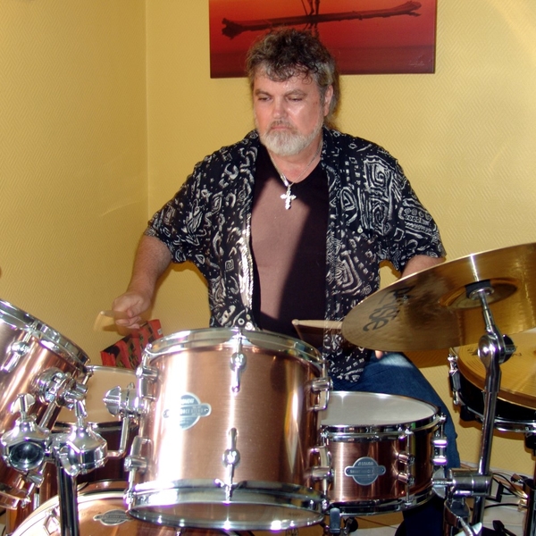 Musicien prof. auteur compositeur, donne des cours de musique guitare acoustique, guitare électrique, piano, clavier, keyboard, accordéon, batterie, percussion, flûte à bec, chant