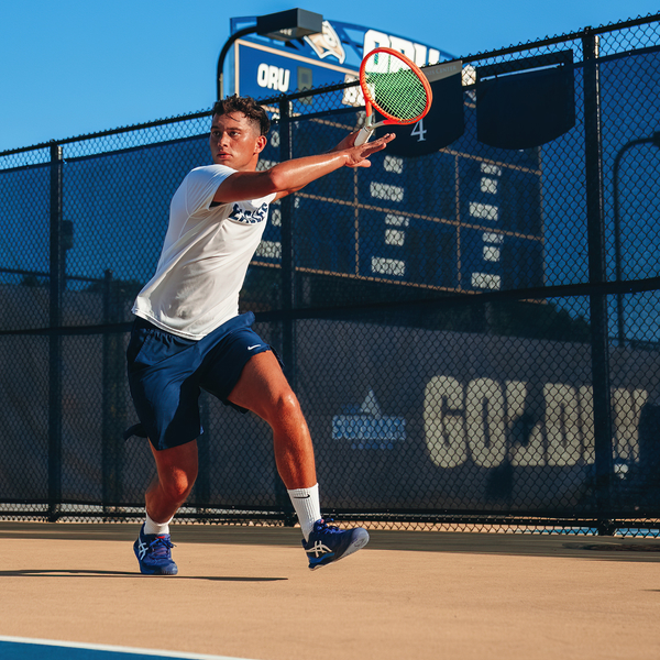 Étudiant et compétiteur donne cours de tennis à Genève avec passion et envie!