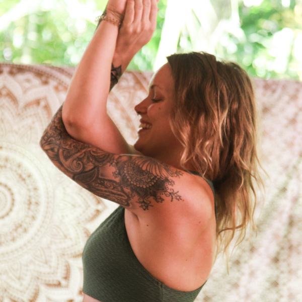 Yogalärare med erfarenhet från hela världen erbjuder yogaklasser för att stärka immunförsvaret