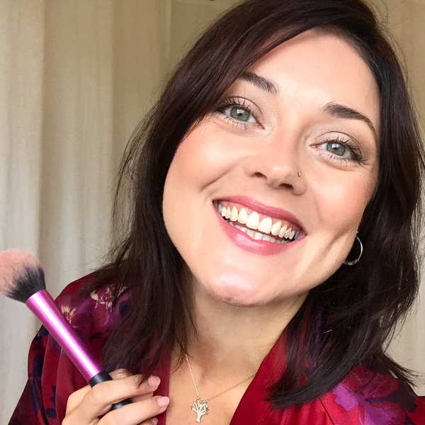 Makeup-artist lærer deg hvordan å sminke deg selv, til hverdag eller fest