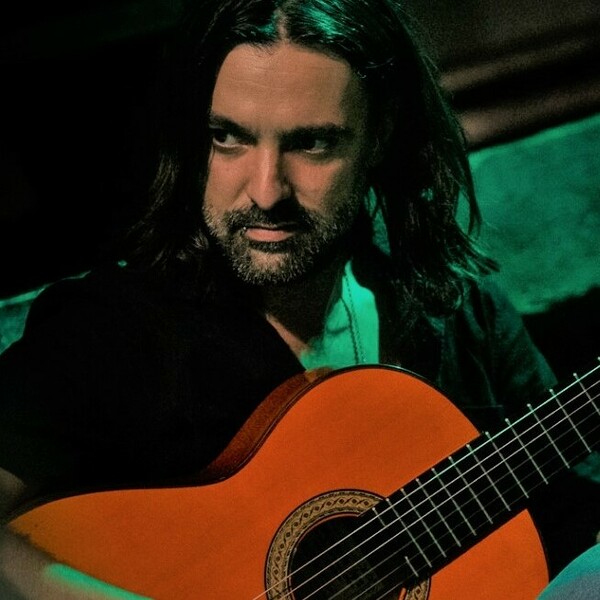 Professional Flamenco and Jazz Guitarist from Andalucía who has years of experience in teaching.
