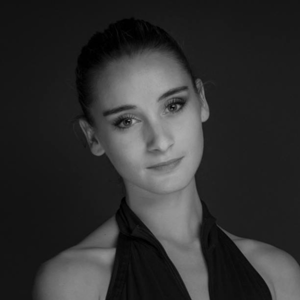 Danseuse professionnelle, précédemment au Béjart Ballet Lausanne, cours de danse classique / moderne contemporain  privé/groupe. Chorégraphie sur demande.