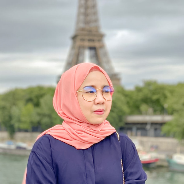 Alumni Prancis s1 s2 Université Paris Sorbonne IV,jur Bahasa Prancis (Langue Française) memberikan kursus online bhs Prancis dr level dasar - mahir. Pengalaman lbh 10 thn mengajar & tinggal di Paris