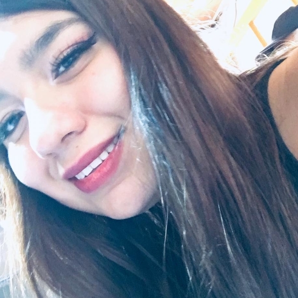 Estudiante con un tecnico de parvularia ayuda con las tareas de basica