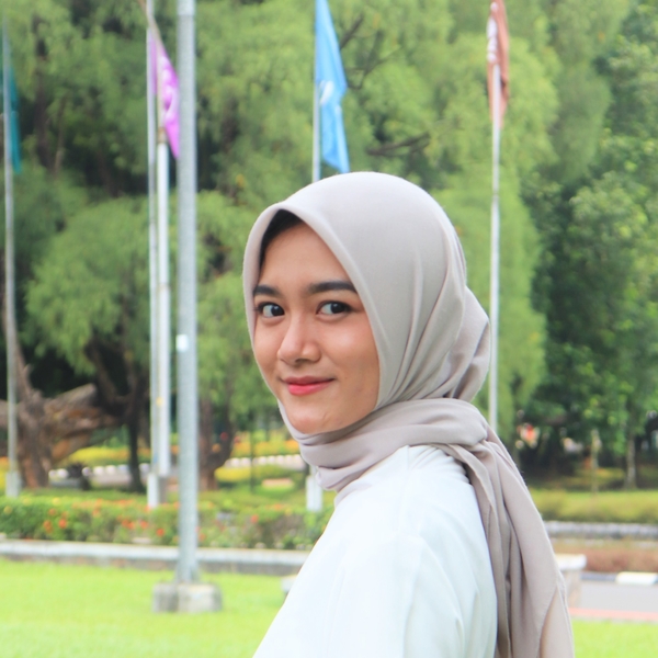 Seniyya adalah lulusan Universitas Indonesia yang bersedia mengajar untuk TK, SD, dan SMP. Seniyya telah memiliki pengalaman sebagai tutor privat untuk anak calistung TK dan Fisika & Matematika SMP, s