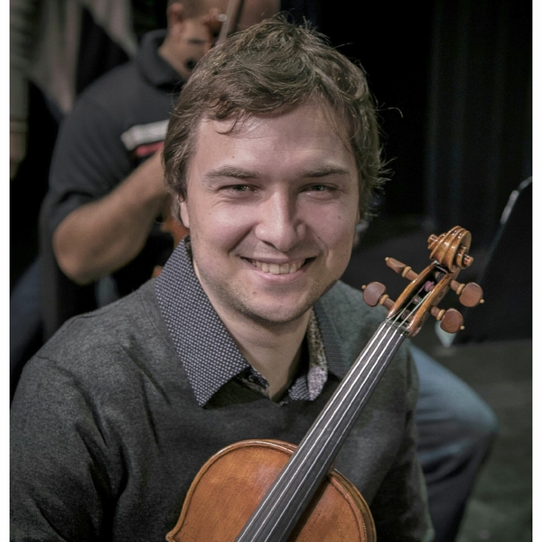 Профессиональный скрипач, окончивший Московскую консерваторию, преподает скрипку и теорию музыки профессионалам и любителям всех возрастов. Доступен для уроков онлайн и лично в Монреале.