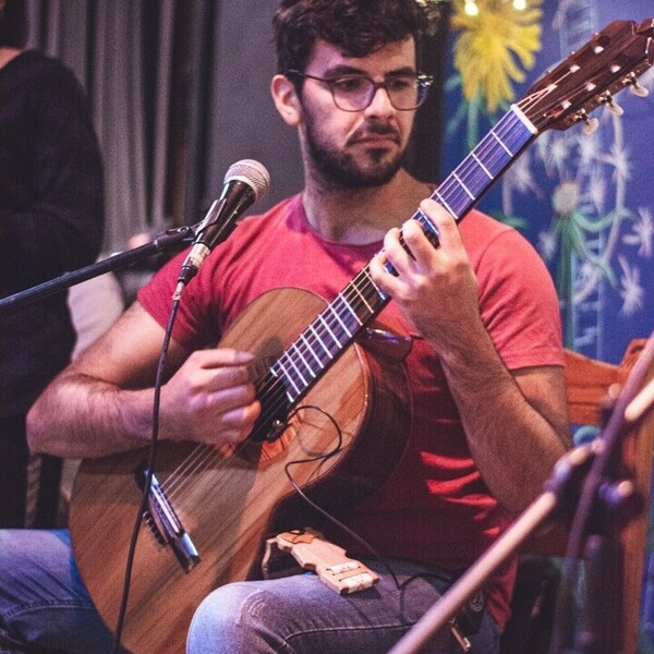 Profesor de guitarra con experiencia, Estudiante de la escuela de musica popular de Avellaneda. Especializado en Tango y folklore argentino.
