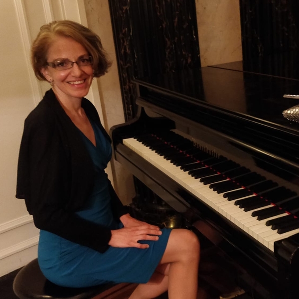Pianista y profesora con amplia experiencia da clases de piano, armonía y más:) Profesora Superior del Conservatorio
