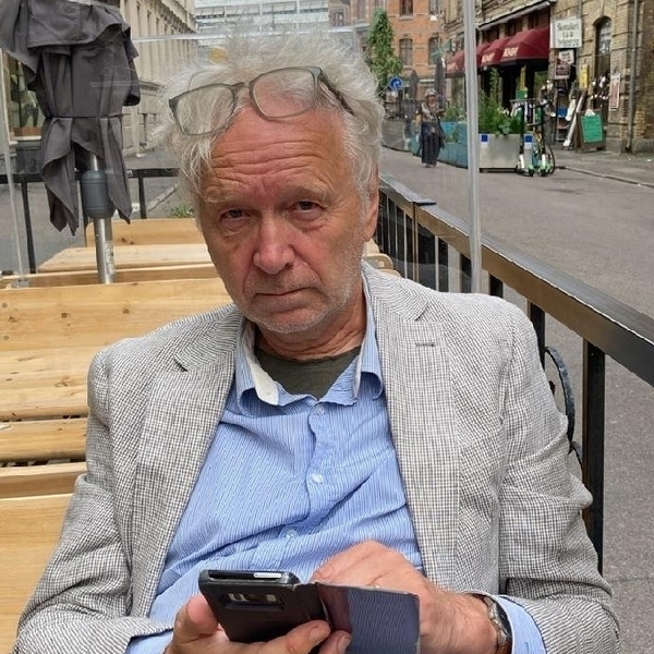 Mattelärare, lång erfarenhet, precis slutat en lärartjänst där jag hjälpt elever att få slutbetyg i matte på högstadiet