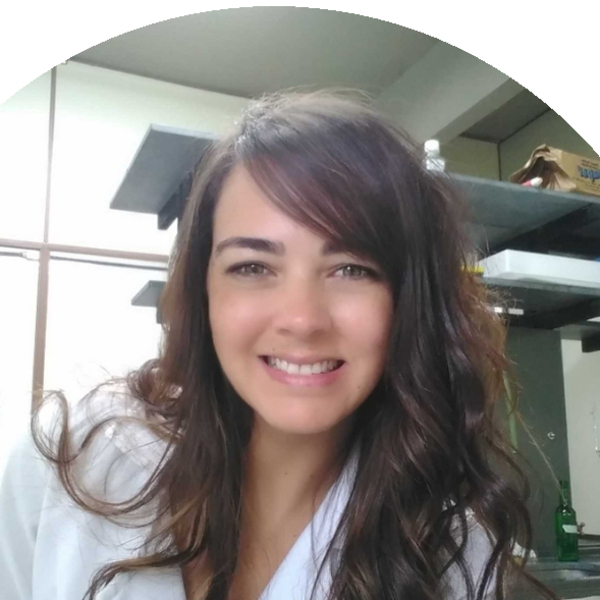 Maestra con post doctorado nacida en Brasil da clases de portugues en linea