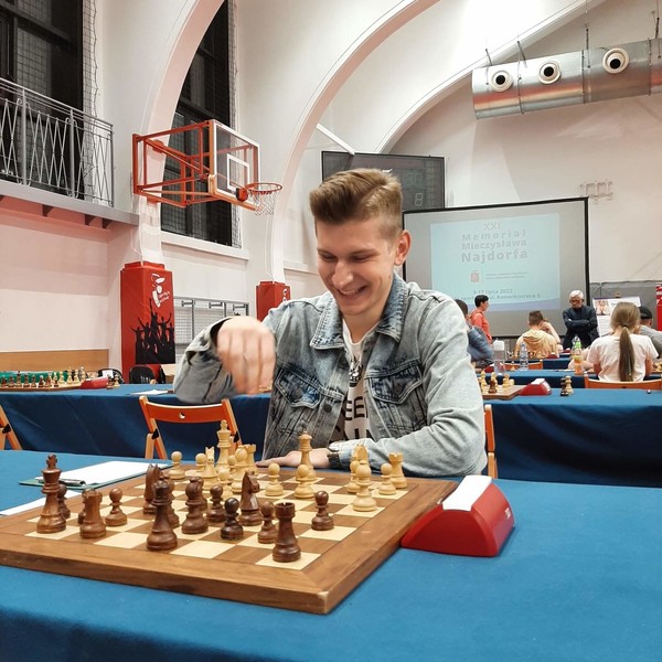 Jestem instruktorem PZSzach oraz zawodnikiem posiadającym II kategorię, udzielę lekcji szachowych osobom poczatkującym z Lublina ;)