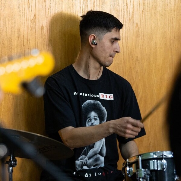 Fourth-year PUCV music pedagogy student and drummer takes face-to-face and online drum classes for basic and intermediate levels.
