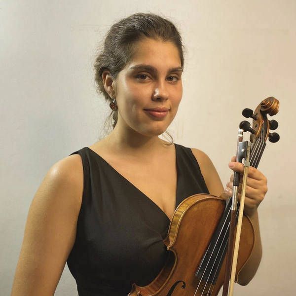 Estou a fazer o meu percurso de formação de violino no  3º ano da Escola Superior de Música de Lisboa.  Adoro ensinar e ser professora de violino é um dos meus maiores propósitos de vida.