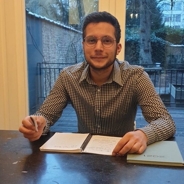 Titulaire d'un bachelier universitaire en sciences humaines et sociales et d'un master en sciences politiques. Je suis de nature calme, patient et pédagogue. Votre réussite est mon devoir.