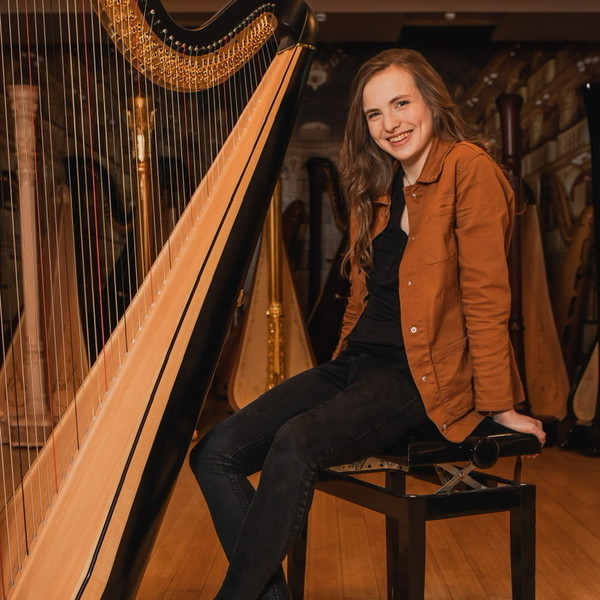 Cours de harpe tous niveaux à Paris et par webcam, harpiste diplômée de Yale