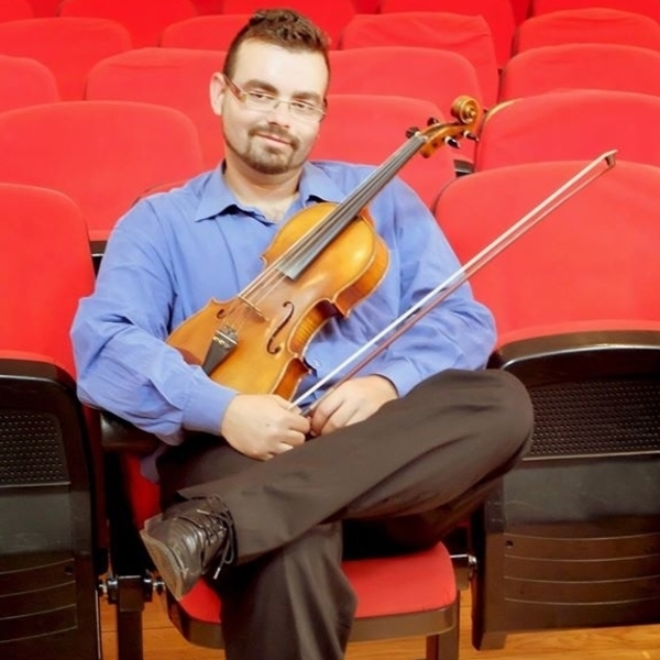 Professor de Violino e Viola d'Arco com mais de 12 anos de experiência