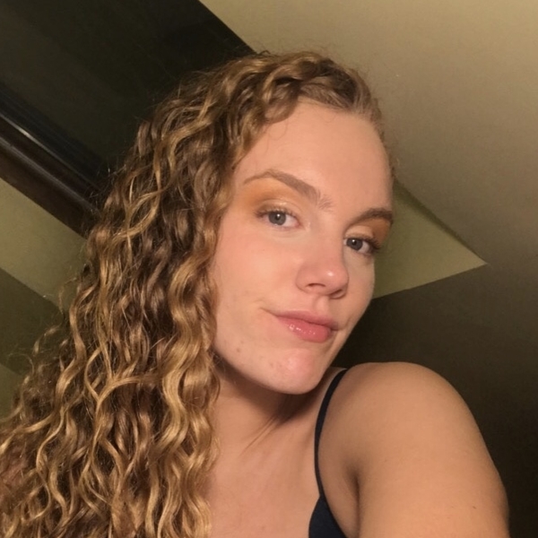 Curly girl providing advice and guidance on hair care and styling to other curlies!