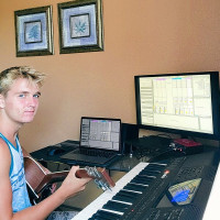 Online music producer teaching music production and music theory in ableton live