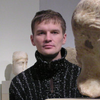 Ein Russe (selbstverständlich Muttersprachler) in Berlin unterrichtet Russisch als Fremdsprache, online per Webcam ist auch möglich.